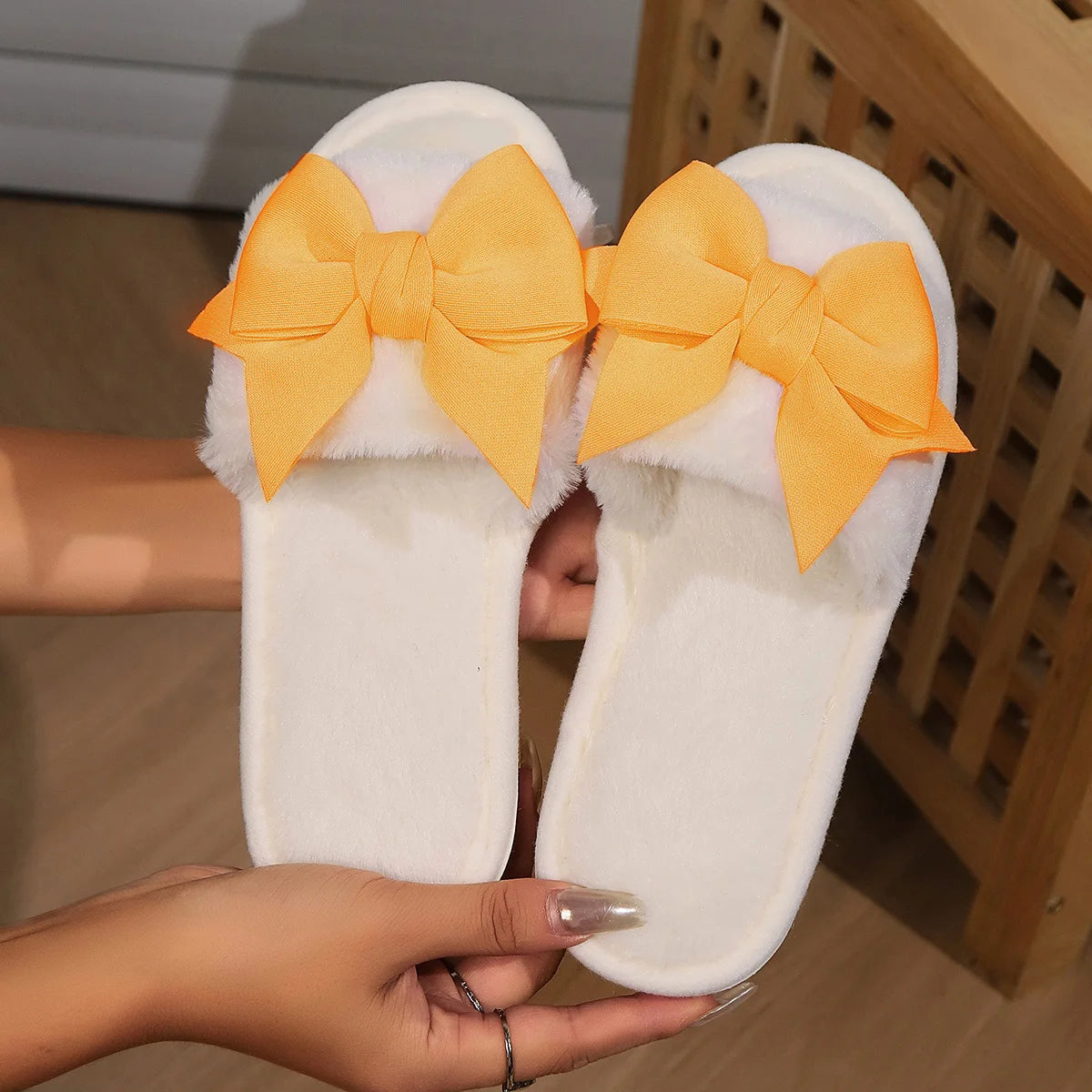 Ladies' Slippers Have a Stylish Winter Vibe with Bow Ties Indoor Soft-Soled Slippers Are Comfortable and Warm.