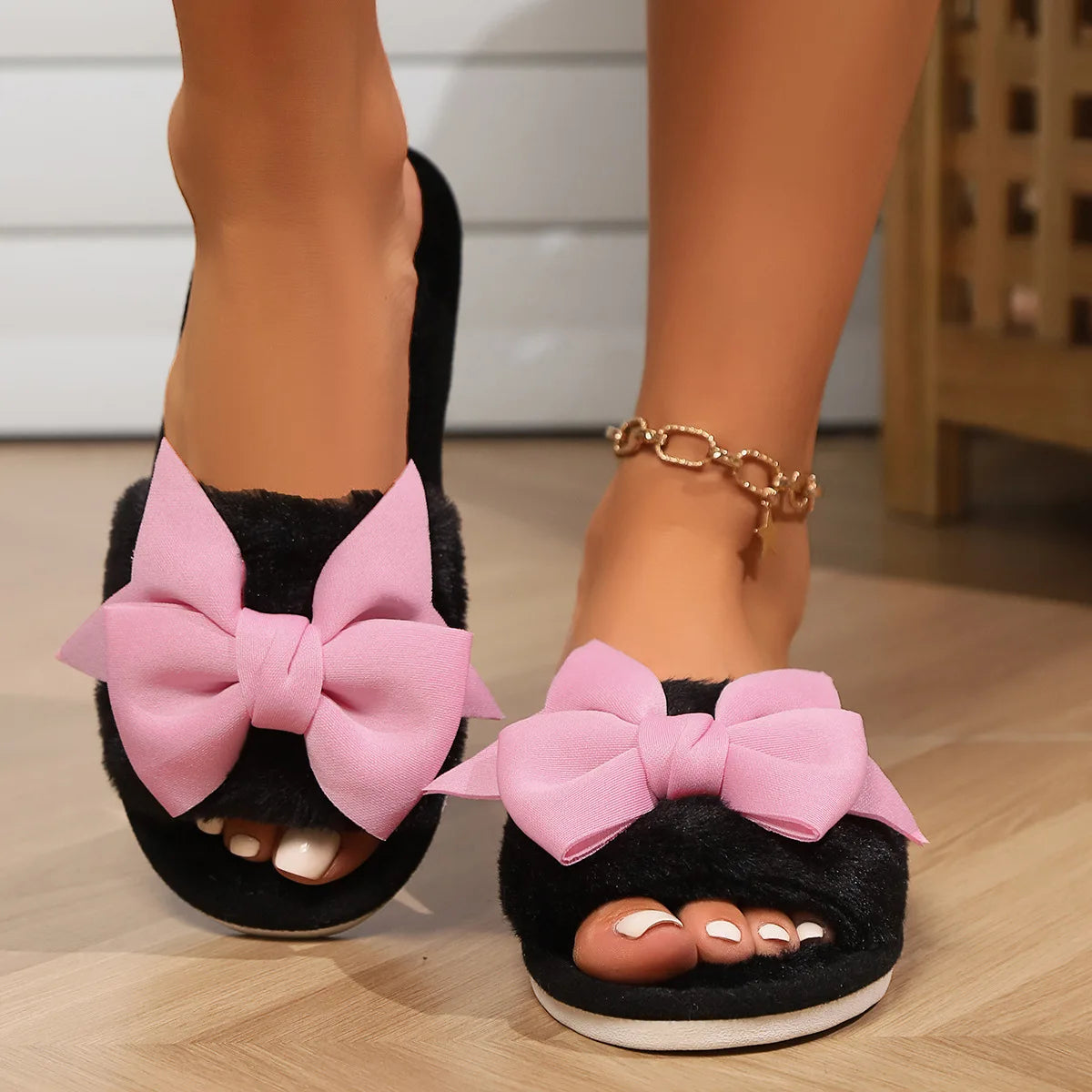 Ladies' Slippers Have a Stylish Winter Vibe with Bow Ties Indoor Soft-Soled Slippers Are Comfortable and Warm.