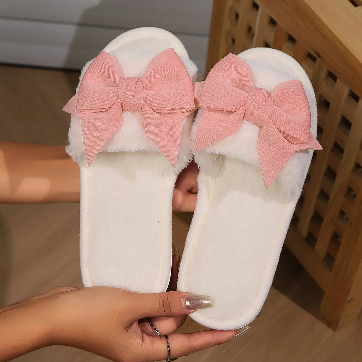 Ladies' Slippers Have a Stylish Winter Vibe with Bow Ties Indoor Soft-Soled Slippers Are Comfortable and Warm.