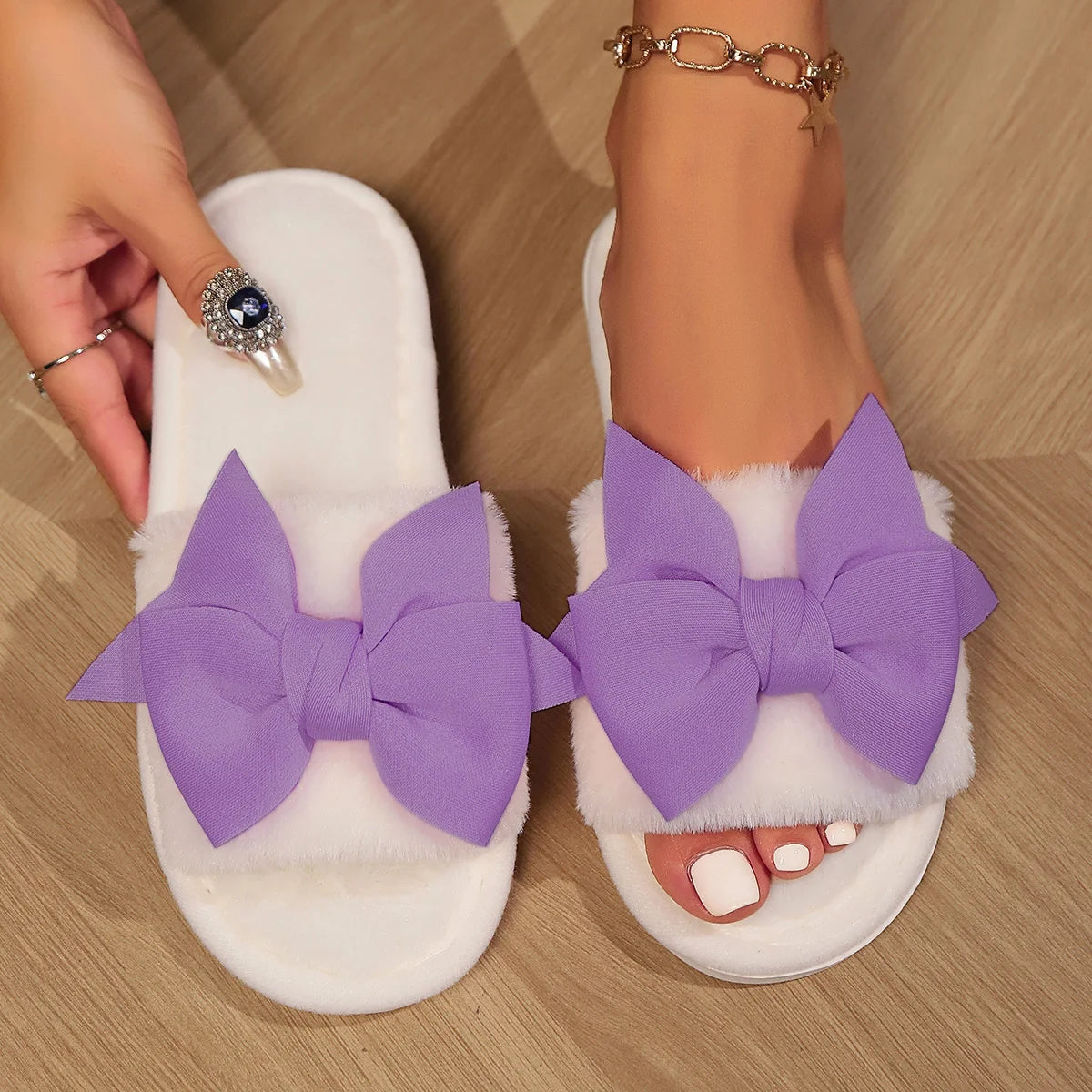 Ladies' Slippers Have a Stylish Winter Vibe with Bow Ties Indoor Soft-Soled Slippers Are Comfortable and Warm.